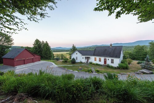 3-bedroom house in Stowe with stunning panoramic views and ~11 acres to explore.
