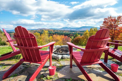 3-bedroom house in Stowe with stunning panoramic views and ~11 acres to explore.