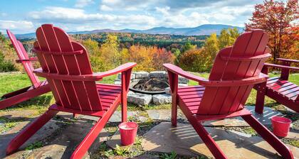 3-bedroom house in Stowe with stunning panoramic views and ~11 acres to explore.