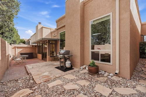 Peaceful Sandia Mountain Retreat -- Clean, Comfortable & a Step Above the Rest