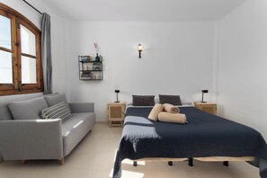 2 slaapkamers, een strijkplank/strijkijzer, internet, beddengoed