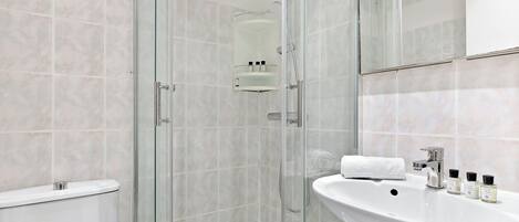 Douche, séchoir à cheveux, shampooing