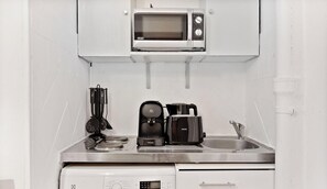 Fridge, microwave, oven, stovetop - Studio Raffine Quartier La Muette (Paris)