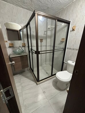 Shower, towels, soap, toilet paper - MODERN FURNISHED APARTMENT IN EXCELLENT LOCATION (Medellín)