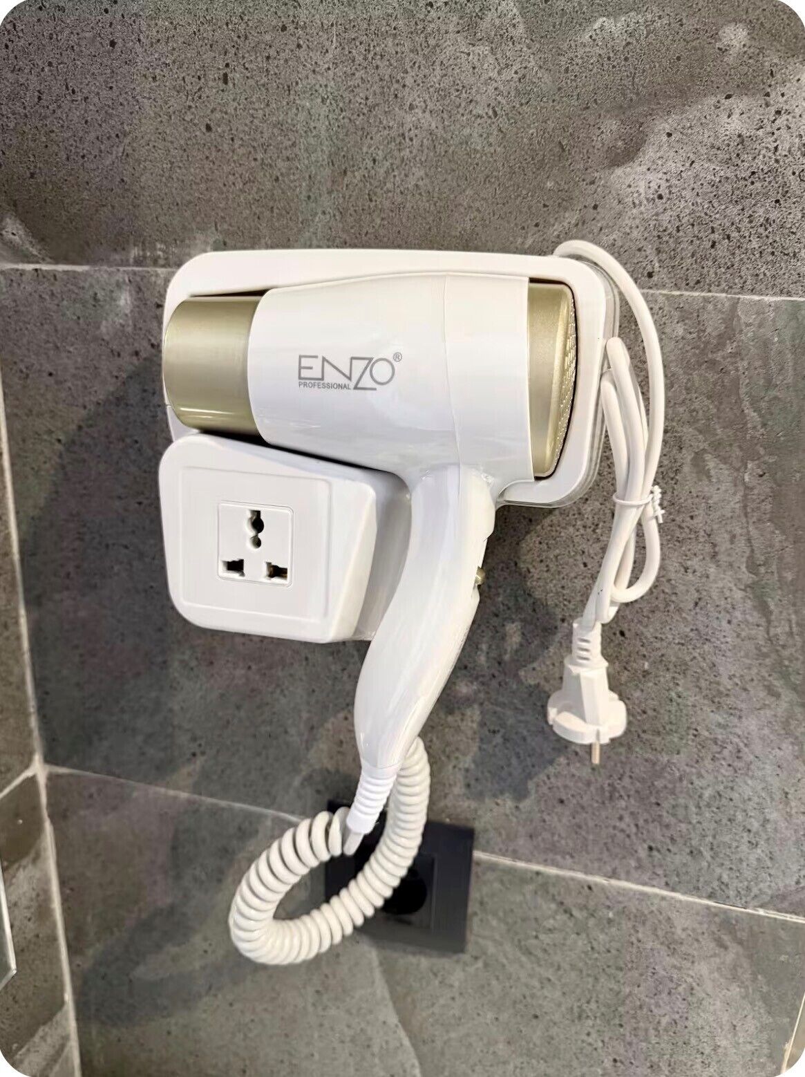 Ein weißer Enzo Professional Haartrockner ist an einer gefliesten Wand montiert.