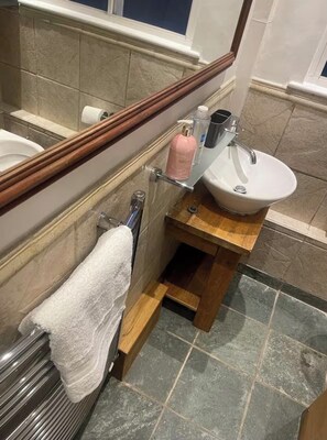 Haartrockner, Handtücher, Seife, Toilettenpapier
