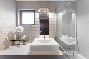 Shower, hair dryer, towels - GuestReady - Modern comfort near Boavista (Porto)