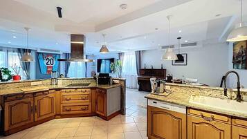 Een koelkast, een microgolfoven, een oven, een kookplaat