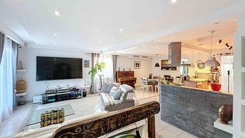 TV, peis og bordtennis