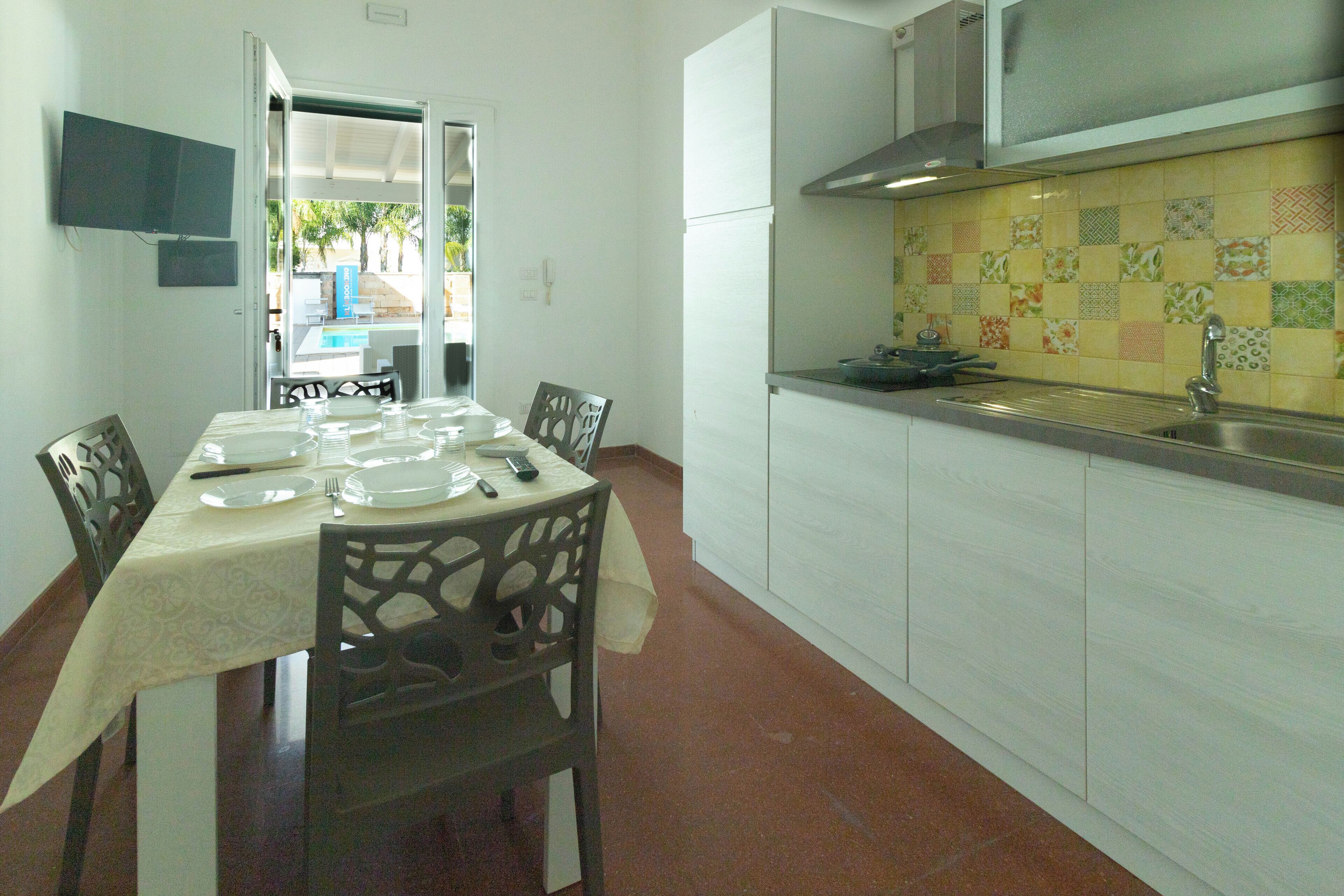 Refrigerador, placa de cocina, cafetera expreso, utensilios de cocina