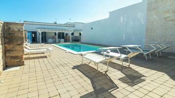 Piscine extérieure en saison