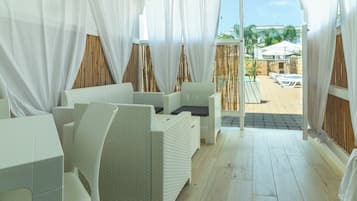 Comfort Suite, Pool View | Terrace/patio