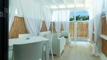 Suite – comfort, bassengutsikt | Terrasse/patio