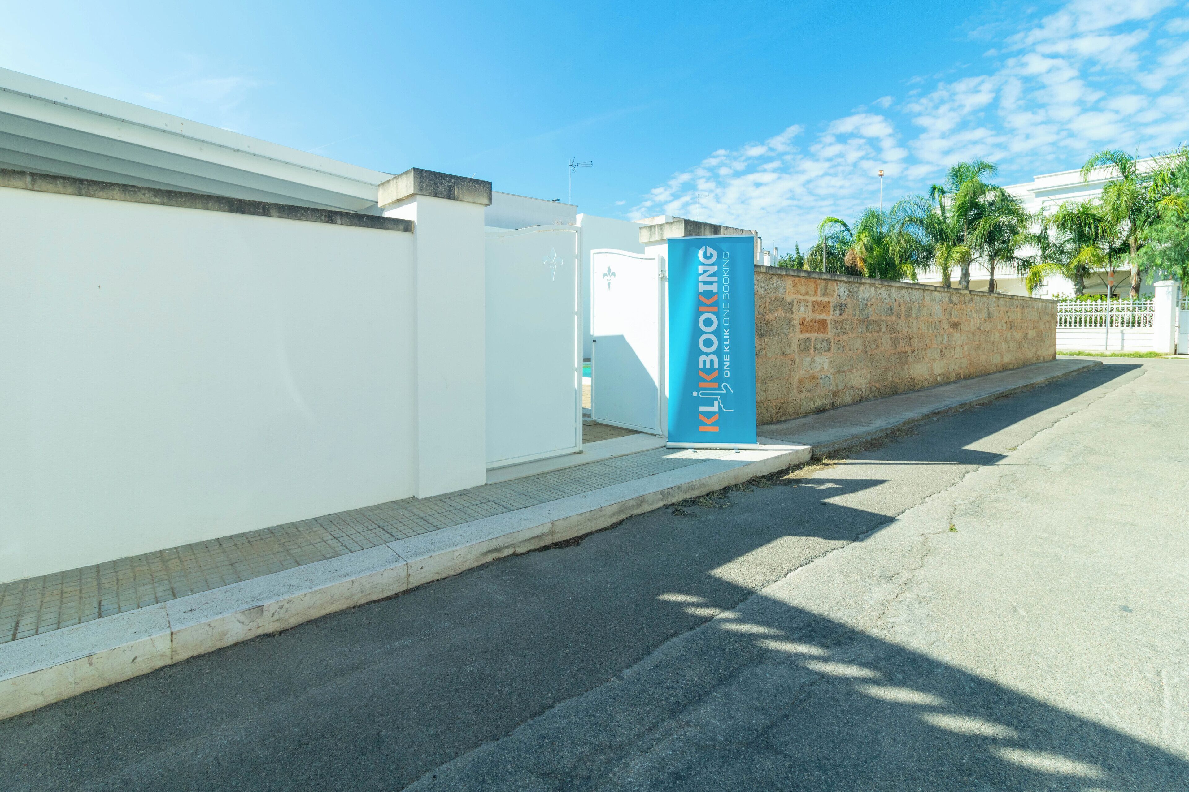Una piscina al aire libre de temporada