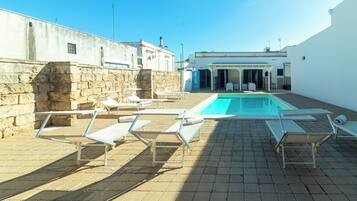 Piscine extérieure en saison