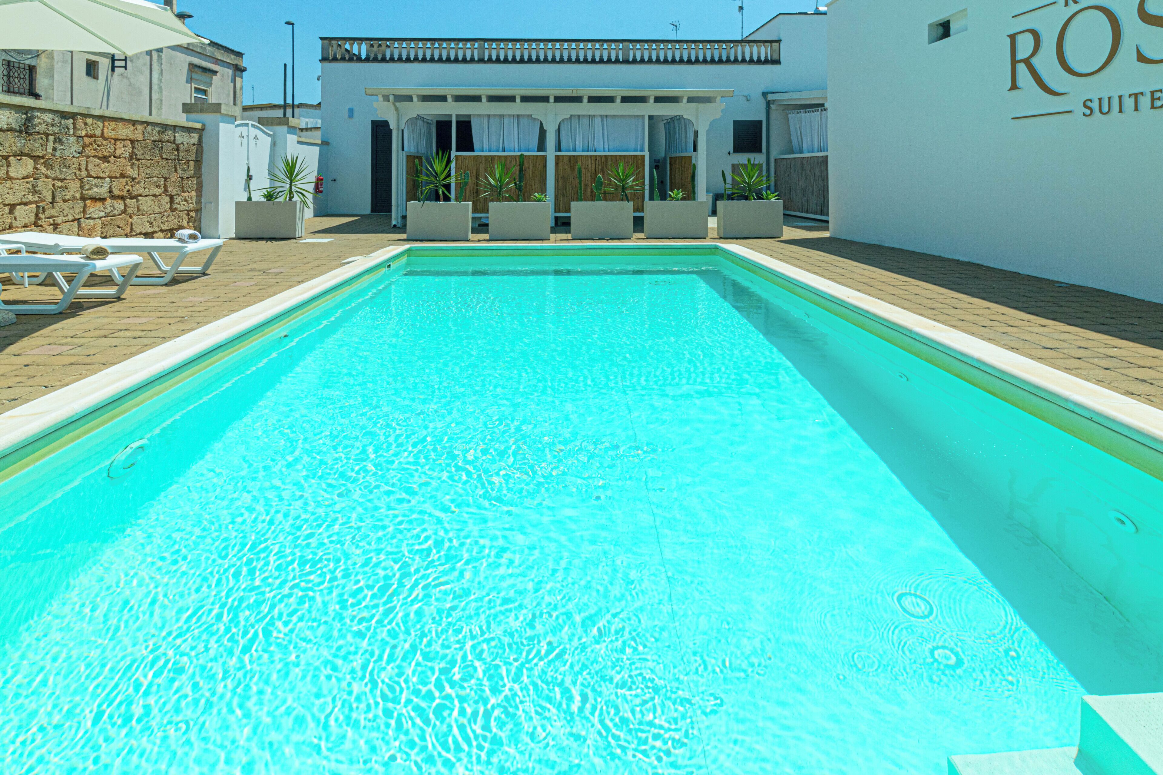 Una piscina al aire libre de temporada