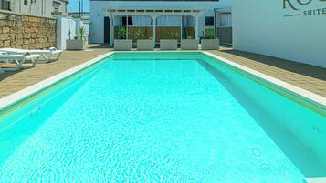 Una piscina al aire libre de temporada