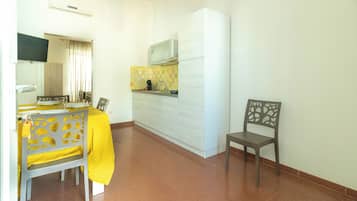 Casa conforto, vista para a piscina | Cozinha privada | Geladeira, cooktop, máquina de café expresso