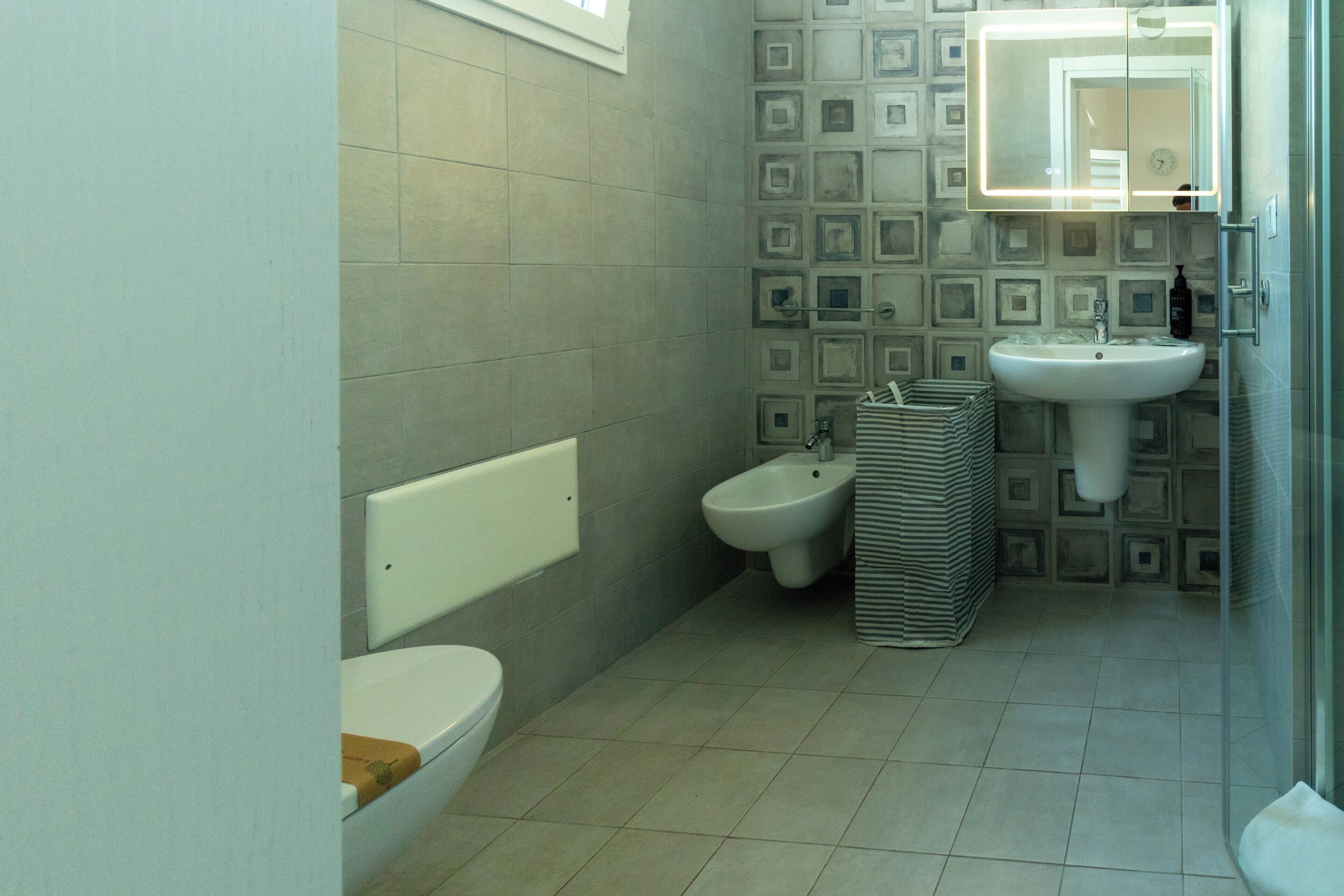 Ein Badezimmer mit Toilette, Bidet und Waschbecken.