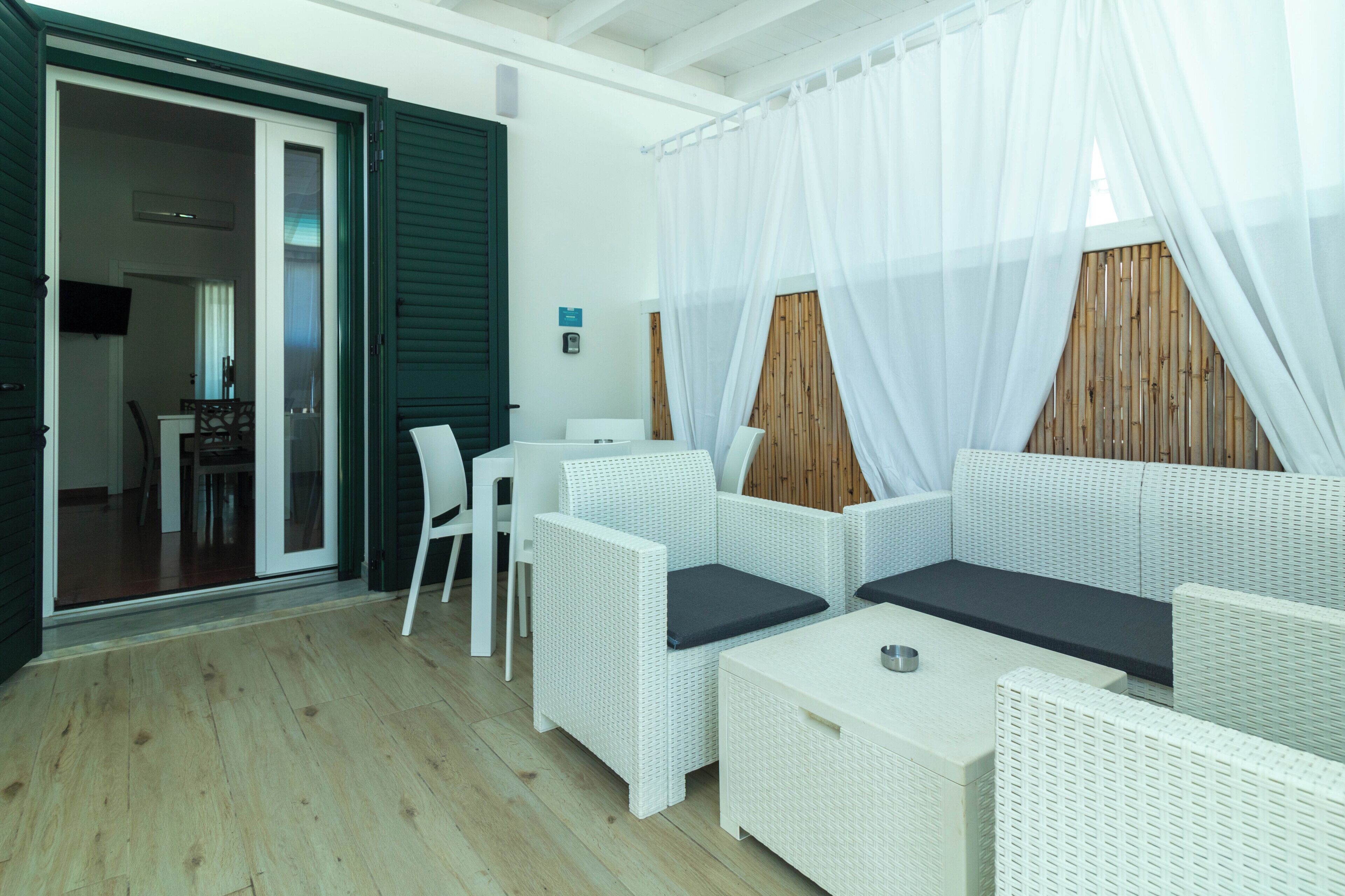 Suite – comfort, bassengutsikt | Terrasse/patio