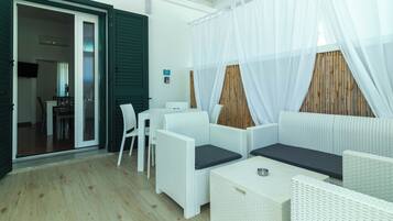 Suite – comfort, bassengutsikt | Terrasse/patio
