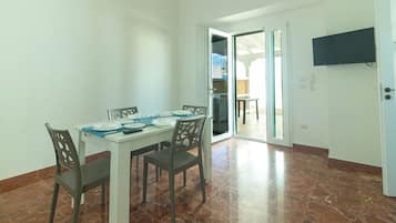 Comfort huis, uitzicht op de binnenplaats | Privékeuken | Een koelkast, een kookplaat, een espressoapparaat