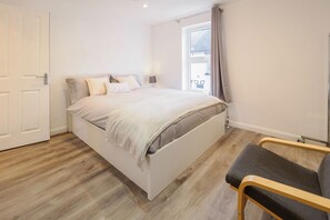2 habitaciones, tabla de planchar con plancha, cuna de viaje y wifi 