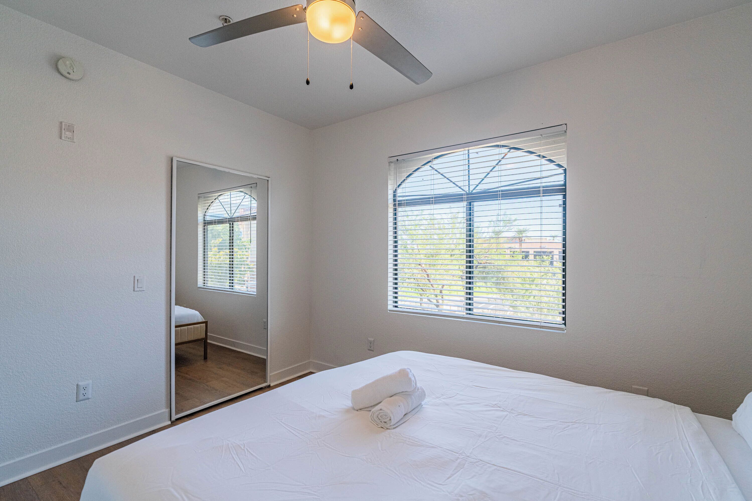 Escritorio y espacio para trabajar con laptop 