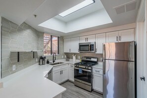 Private kitchen - San Portella Cozy Stay w HeatedPool-Gym (Tempe)