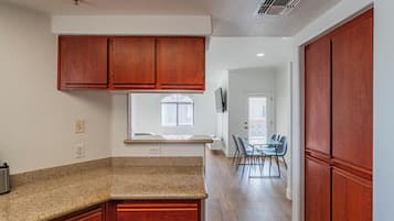 Camera doppia, non fumatori | Cucina privata | Frigorifero con congelatore, microonde, forno, piano cottura