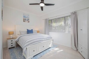 4 habitaciones, tabla de planchar con plancha, cuna de viaje y wifi 