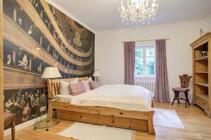 Tabla de planchar con plancha, wifi y ropa de cama 