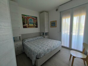 2 bedrooms, bed sheets - Apartment 'Residence Aurora Park' with Shared Pool, Private Terrace and Air Conditioning (Jesolo)