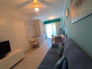 TV - Apartment 'Residence Aurora Park' with Shared Pool, Private Terrace and Air Conditioning (Jesolo)