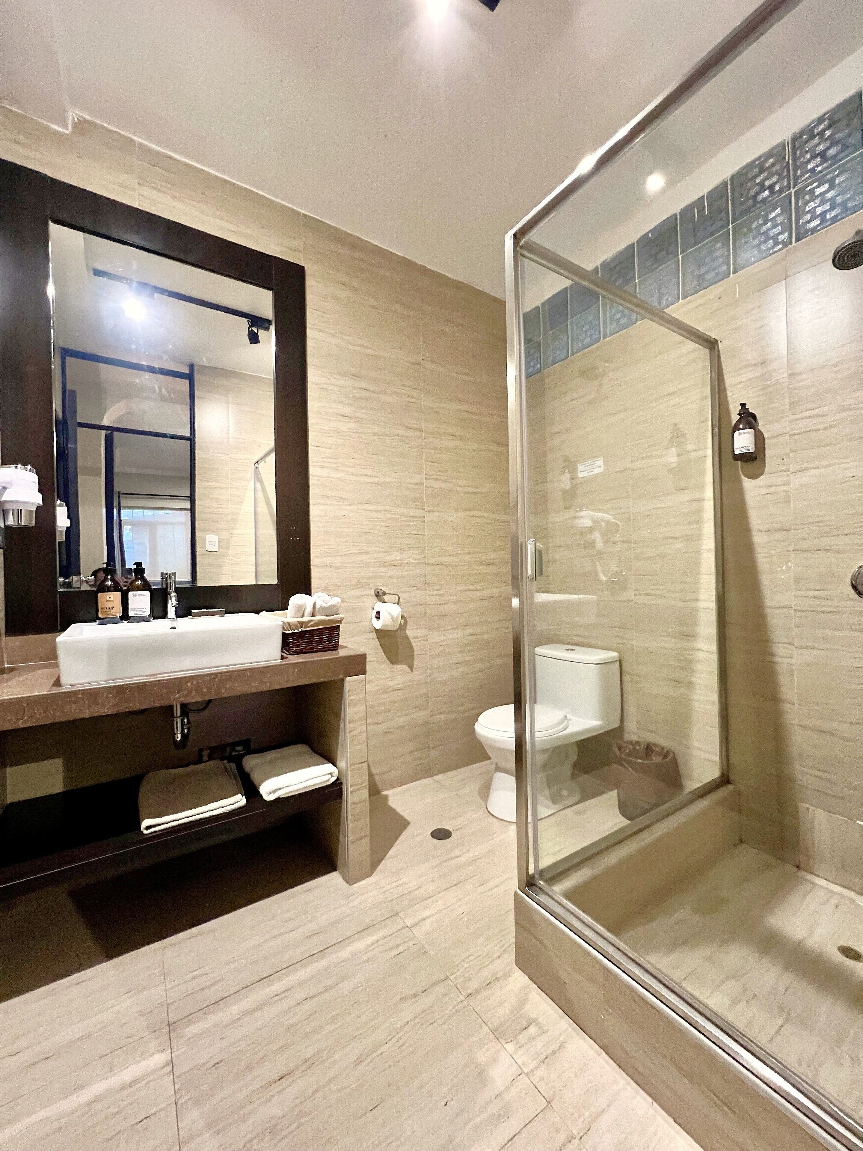 Quarto solteiro standard | Banheiro | Chuveiro, secador de cabelo, toalhas de banho, sabonete
