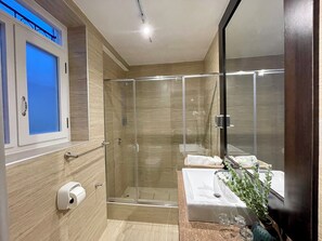 Family Quadruple Room | Bathroom | Shower, hair dryer, towels, soap - Casa Montes Pardo (Cusco)