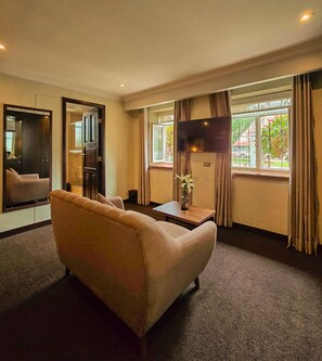 Luxury Room, City View | Living area | Printers - Casa Montes Pardo (Cusco)