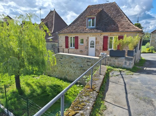 Gîte le pigeonnier avec jardin clos, entre Padirac et Rocamadour
