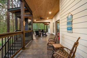 Terrace/patio - Broken Bow Cabin with Hot Tub and Game Room (Broken Bow)