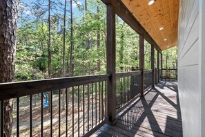Property grounds - Broken Bow Cabin with Hot Tub and Game Room (Broken Bow)