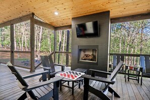 Terrace/patio - Broken Bow Cabin with Hot Tub and Game Room (Broken Bow)
