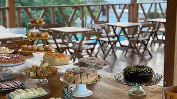 Café da manhã com buffet grátis todos os dias