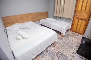 Iron/ironing board, free WiFi - Santa Clara Pousada (Guarujá)