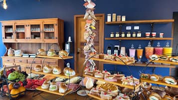 Buffet com diversos alimentos e bebidas.