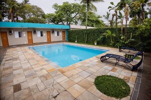 Piscina externa, funciona das 10h às 22h, espreguiçadeiras