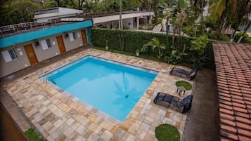 Kolam renang outdoor, dengan kursi berjemur