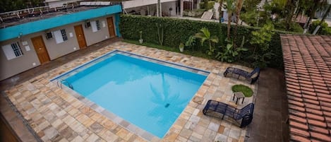 屋外プール、営業時間 10:00 ~ 22:00、サンラウンジャー