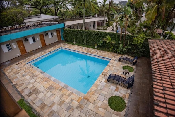 Outdoor pool, open 10:00 AM to 10:00 PM, sun loungers - Santa Clara Pousada (Guarujá)