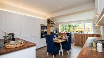 雪櫃、微波爐、焗爐、爐具