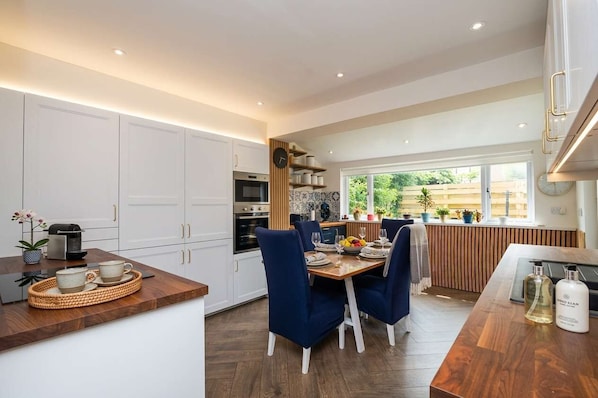 Fridge, microwave, oven, stovetop - 3BR Peebles Home - Free Parking - Near Glentress (Peebles)